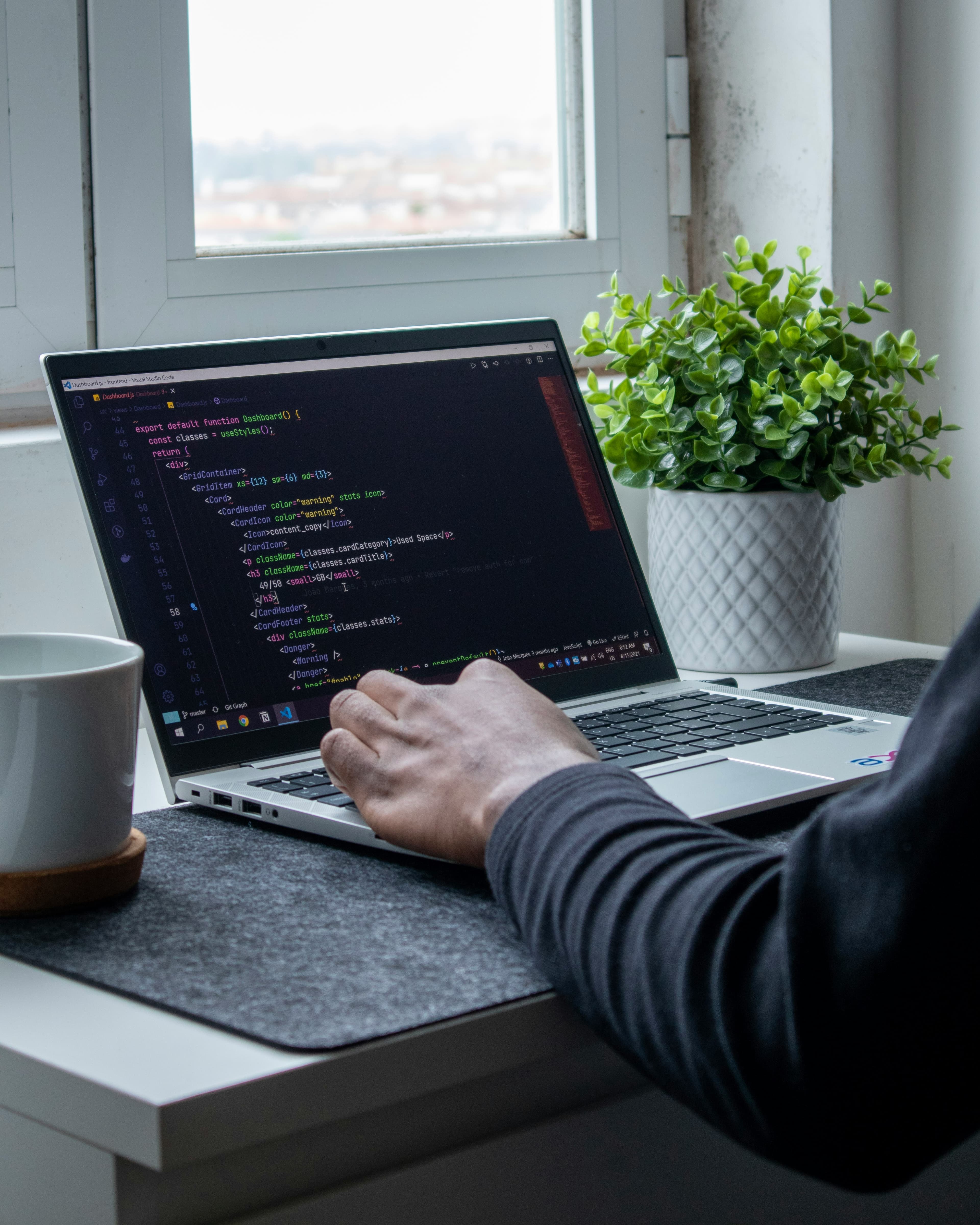 Web Entwicklung am Laptop mit einem KI Agenten